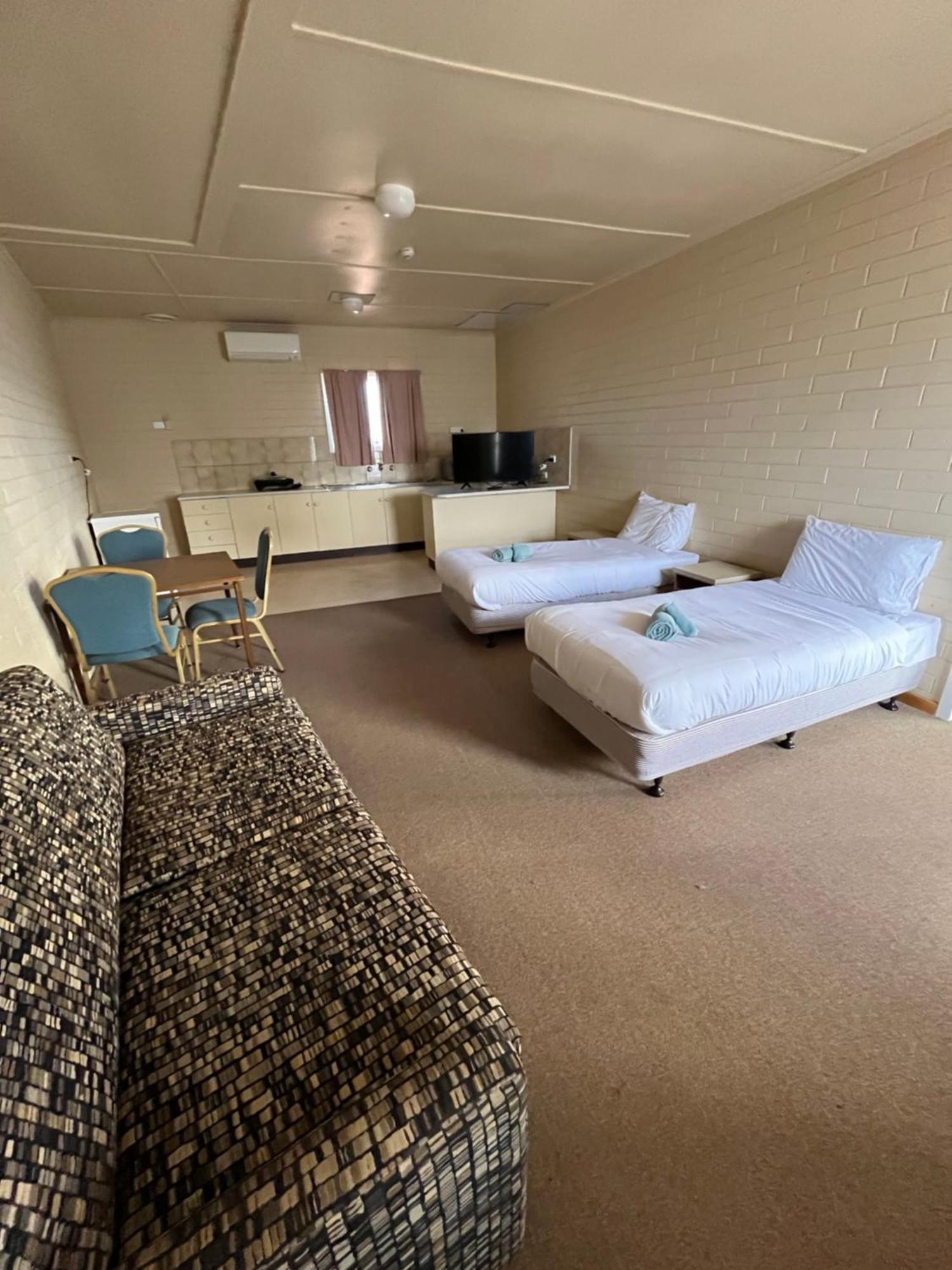 Opal Inn Hotel, Motel, Caravan Park Coober Pedy Buitenkant foto